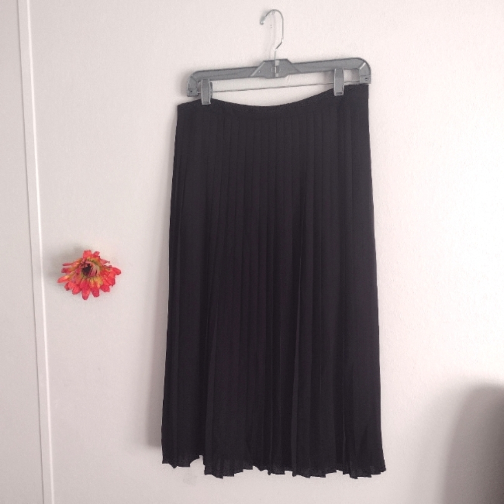 JCrew Women's Pleated Skirt in black size 10